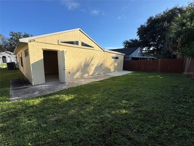 Building Photo - 3350 Lake Tiny Cir