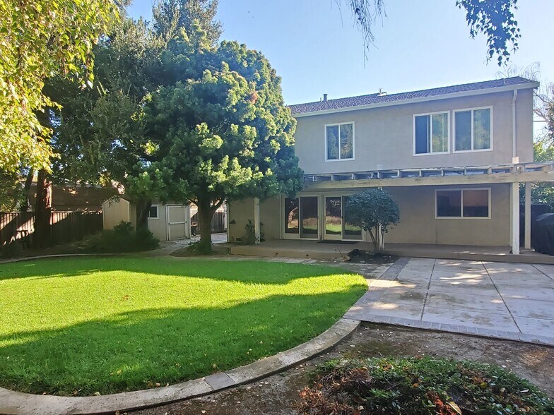 Building Photo - 16745 Spring Hill Ct