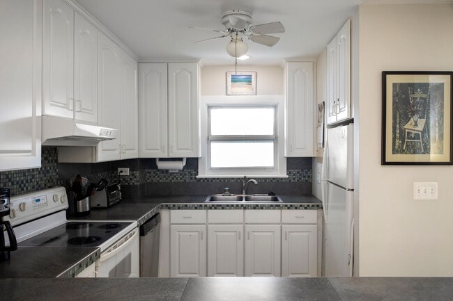 Building Photo - 1 Bedroom 1 Bathroom Furnished Condo pool view- 6 month Lease