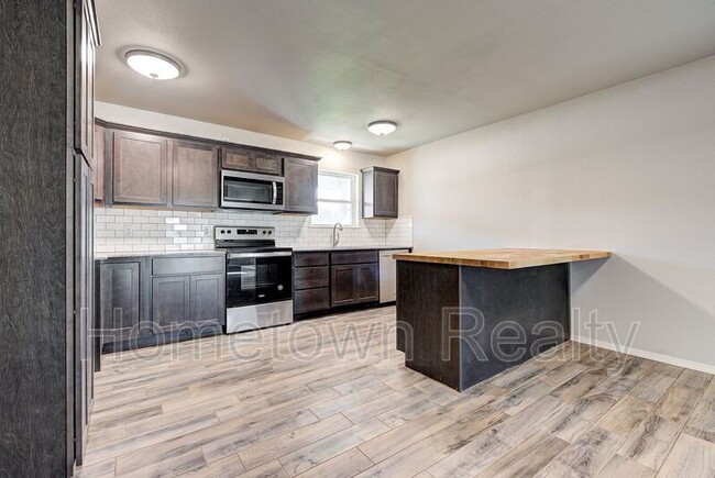 Building Photo - 606 Oak Creek Dr