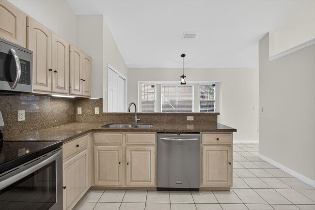 Building Photo - 12865 Meadowbend Dr