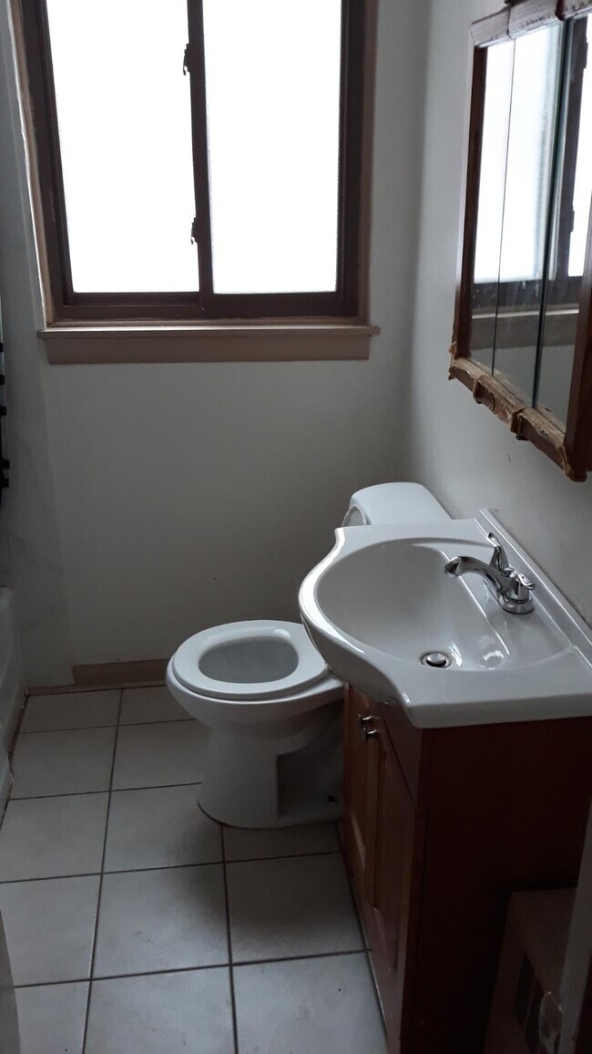 Building Photo - 2044 W Jarvis Ave