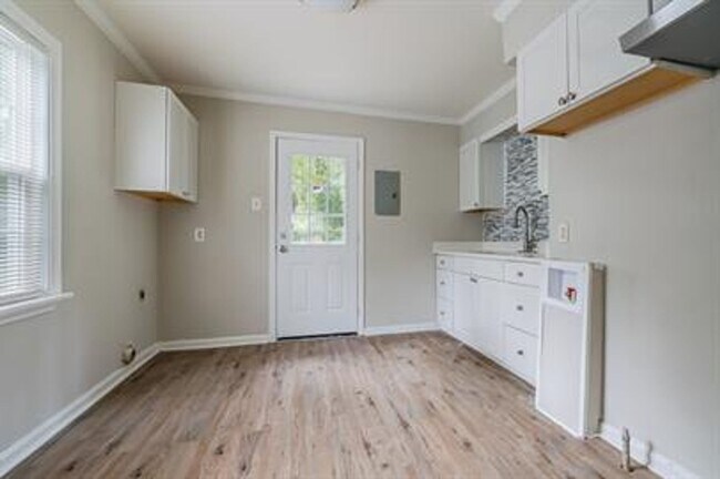 Building Photo - Updated 2-Bedroom Home with Modern Features