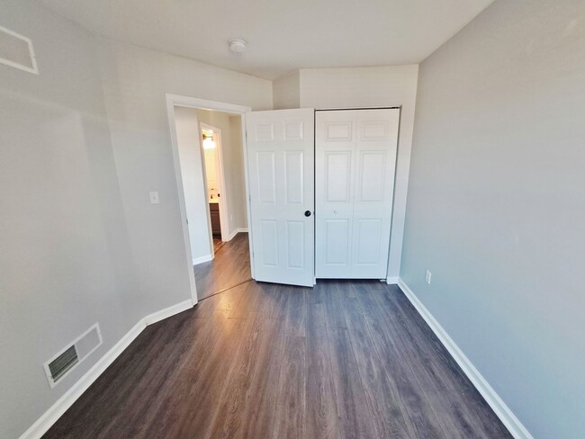 Building Photo - 3 Bed / 1-1/2 Bath Single Family Townhome ...