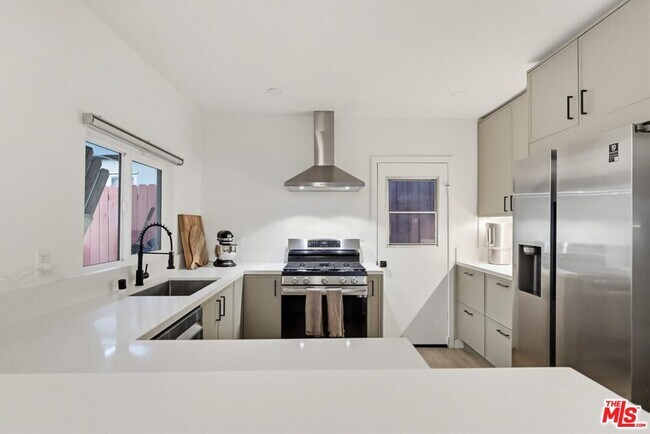 Building Photo - 3540 Division St