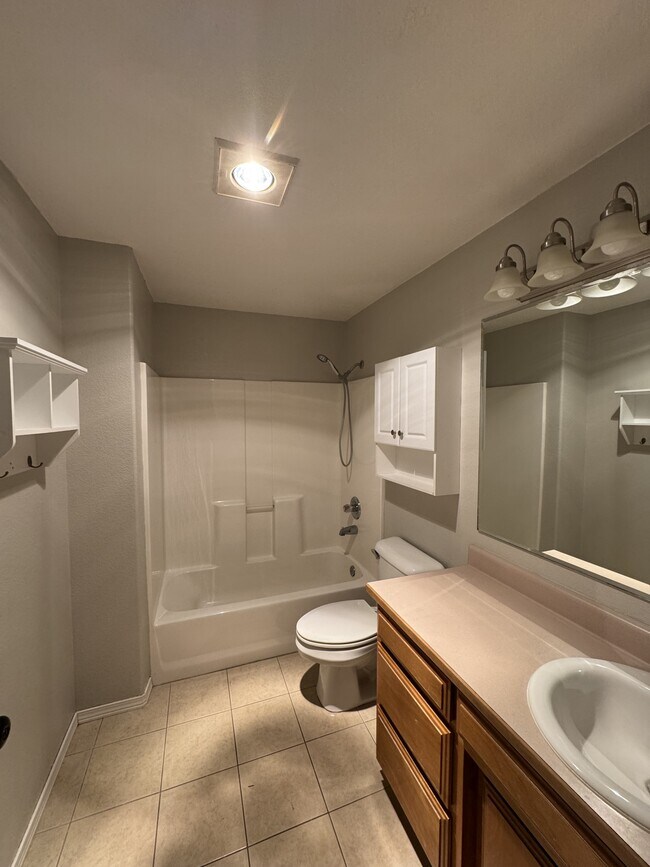 Building Photo - 935 Fairfield Cir