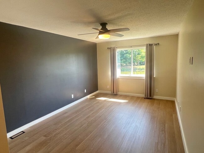 Building Photo - Updated Condo with Water view - Available ...