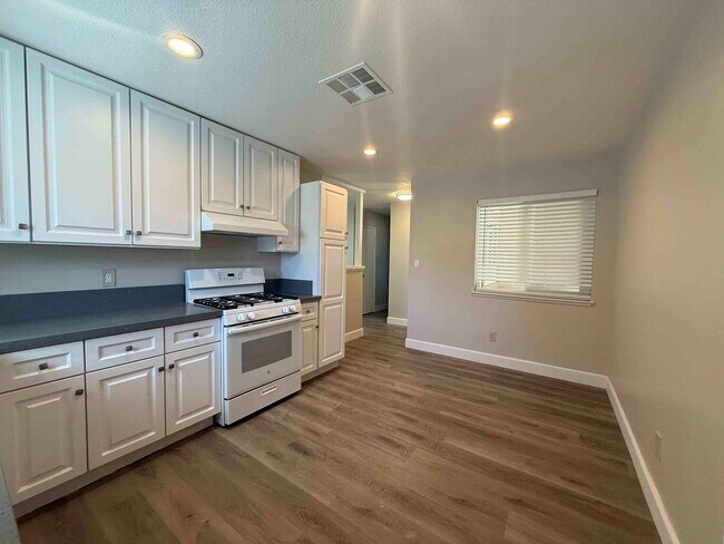 Building Photo - Natomas 4 Bedroom 2 Bath Close to Everything