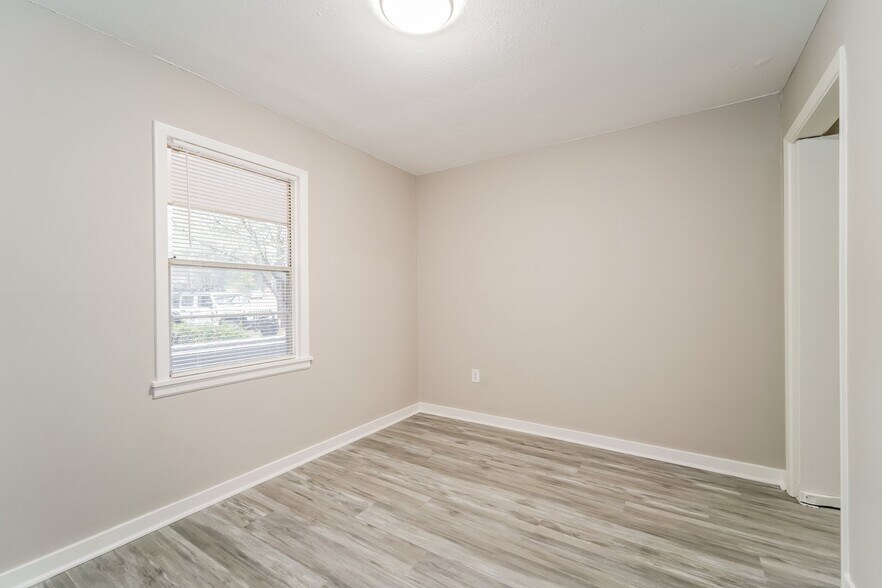 Building Photo - 573 N Park Ln