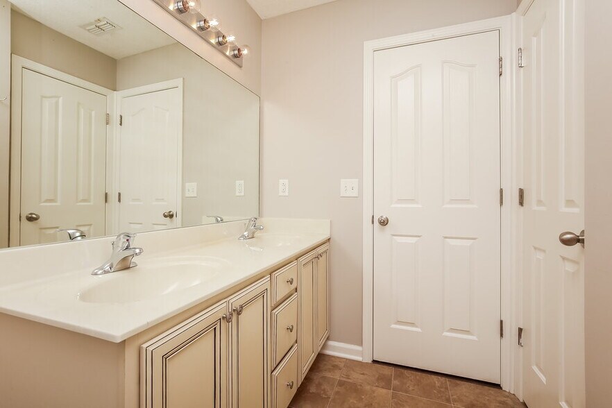 Building Photo - 2122 Tabasco Way