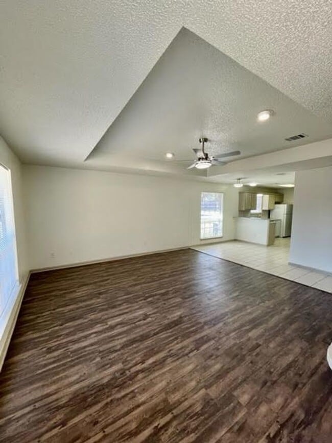 Building Photo - 928 Briar Dr