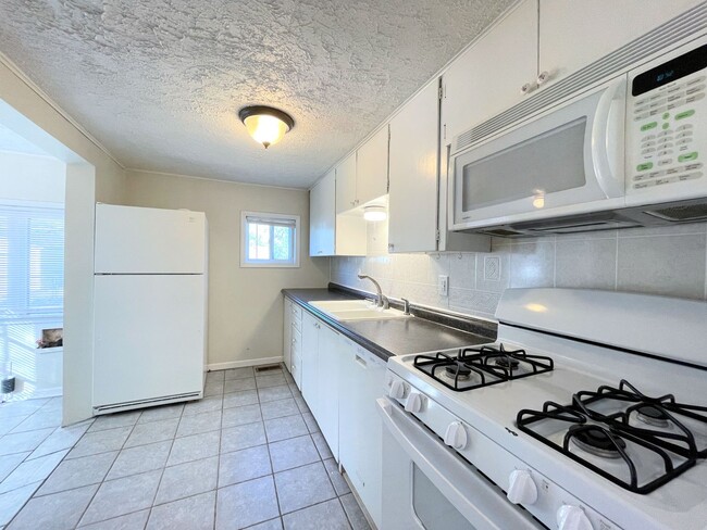 Building Photo - Clean 2 Bedroom 1 Bath House