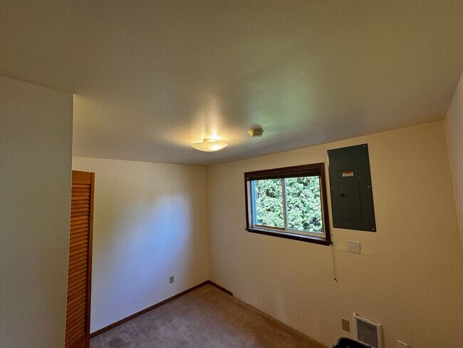 Building Photo - 2 Bedroom + Bonus Room + Loft Hansville Ho...
