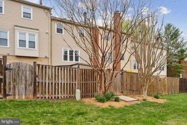 Building Photo - 9769 Lakepointe Dr