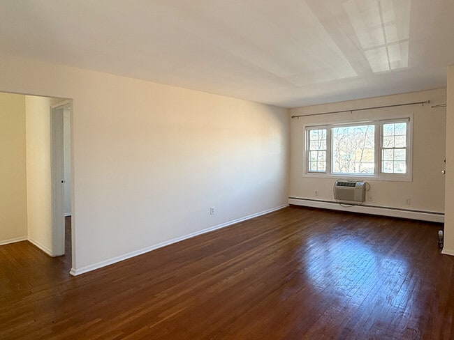 Building Photo - 45 Wedgewood Dr