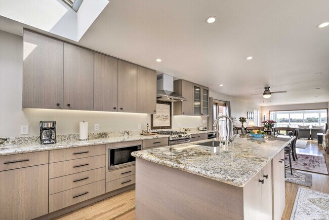 Building Photo - 2606 Bayview Dr