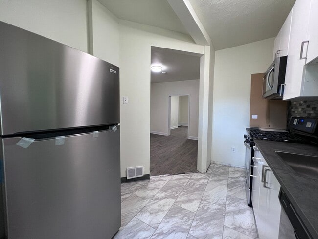 Building Photo - Updated 4BR 1.5 bath home with rear parking!