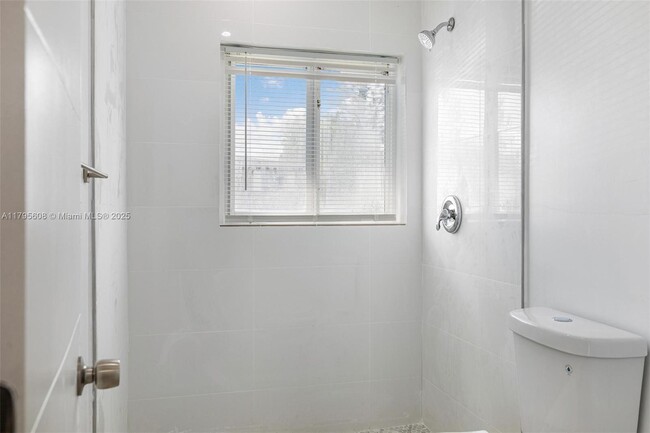 Building Photo - 841 NE 90th St