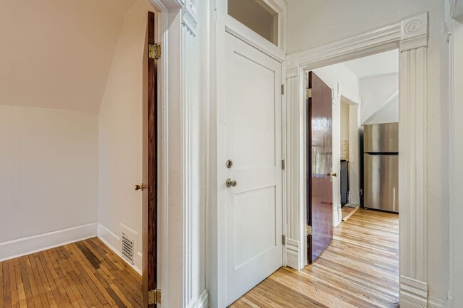 Building Photo - Charming Upper-Level 2 bed 1 bath Unit in ...