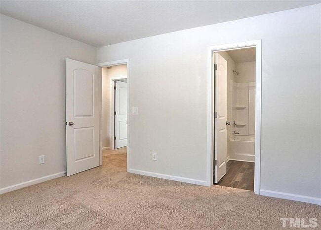 Building Photo - 2 Bedroom Townhome Available June 2026!