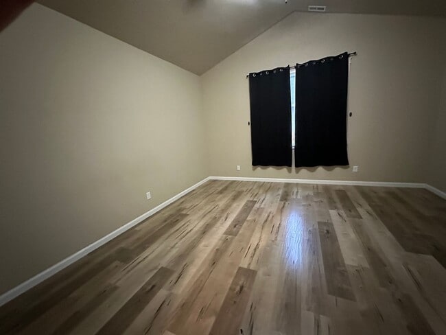 Building Photo - Very Nice 3 Bed 2 Bath Home With Vinyl Plank Flooring in NE Albany