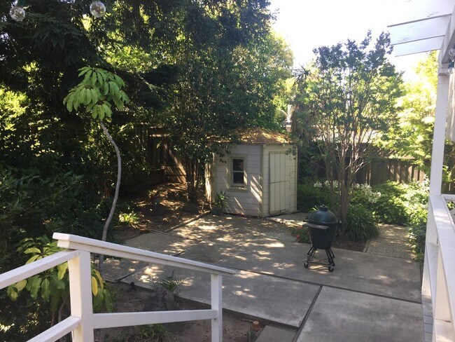 Building Photo - 10833 Wilkinson Ave