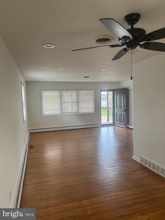 Building Photo - 216 Sussex Blvd