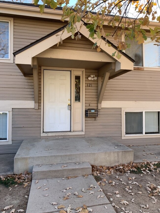 Building Photo - STUDENTS WELCOME! 4 Bed 2 Bath House 1 Blo...