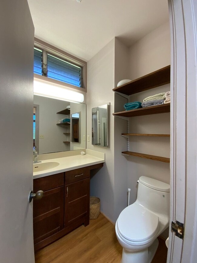Building Photo - KAIMUKI 1 BEDROOM UNIT TUCKED AWAY IN BACK...