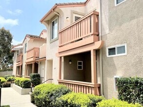 Building Photo - Beautiful Townhome in Rancho Carrillo!