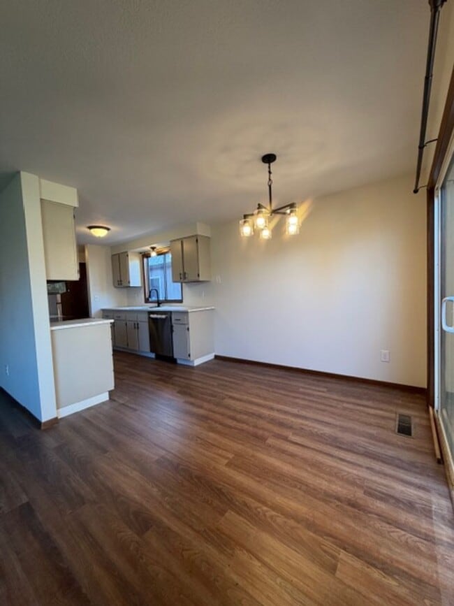 Building Photo - MIN912