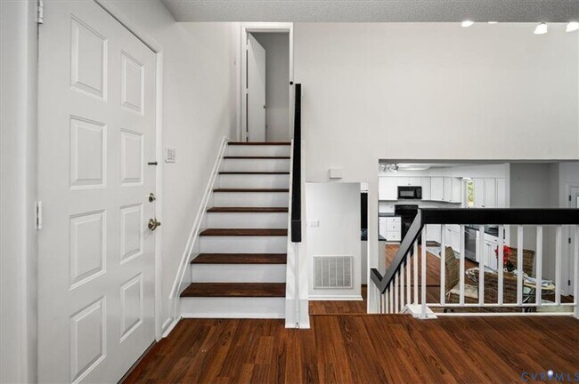 Building Photo - 3 Bedroom Townhome in Henrico!!!