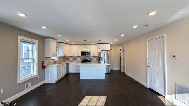 Building Photo - 7 Maple St