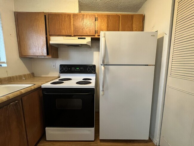 Building Photo - CCO867