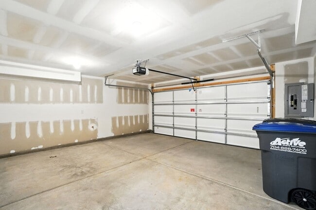 Building Photo - Brand-new three-story townhome in the Univ...