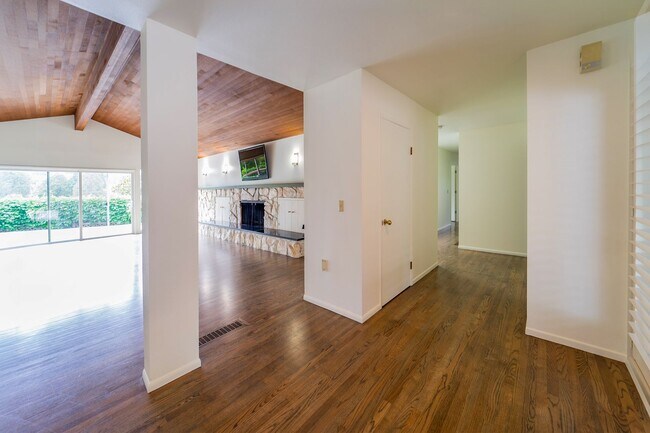 Building Photo - 4-Bedroom Luxury Home for Rent by Portland...