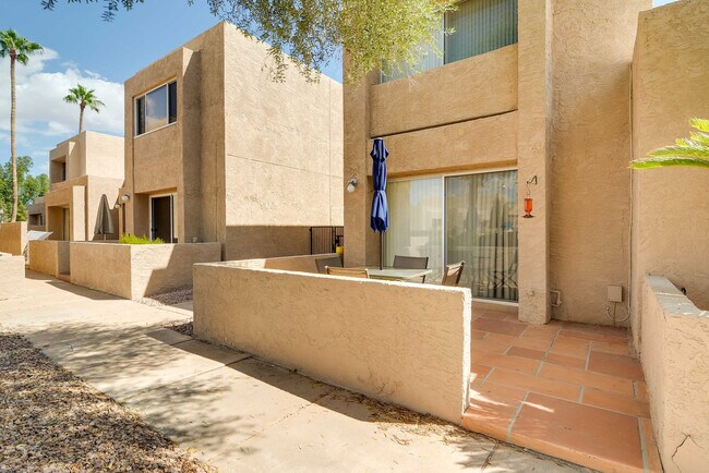 Building Photo - 445 S Desert Palm
