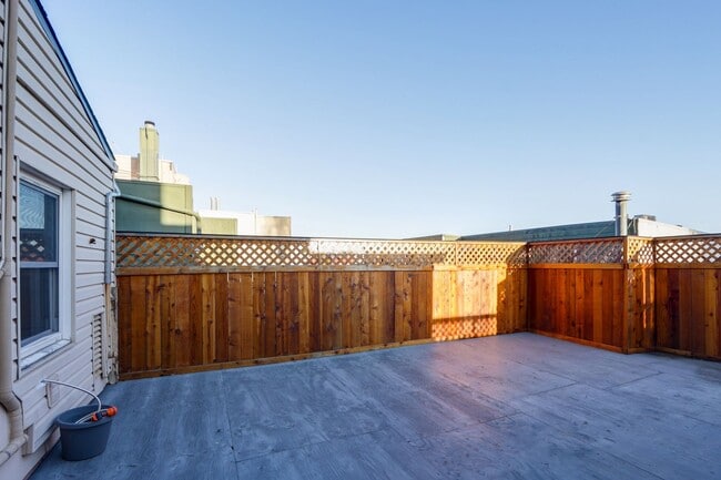 Building Photo - 3 Bed / 2 Bath pet friendly large and sunny unit on 24th St in Noe Valley. YouTube tour!