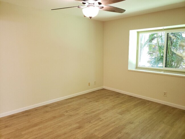 Building Photo - 2512