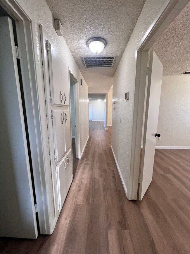 Building Photo - Pretty 3 bedroom 2 bath home in Modesto