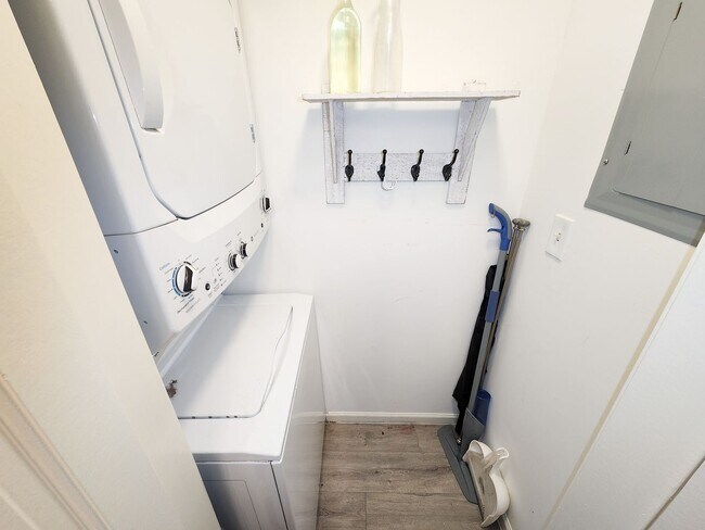 Building Photo - BEAUTIFUL REMODELED 1 BEDROOM 1 BATH CONDO.  GREAT LOCATION!