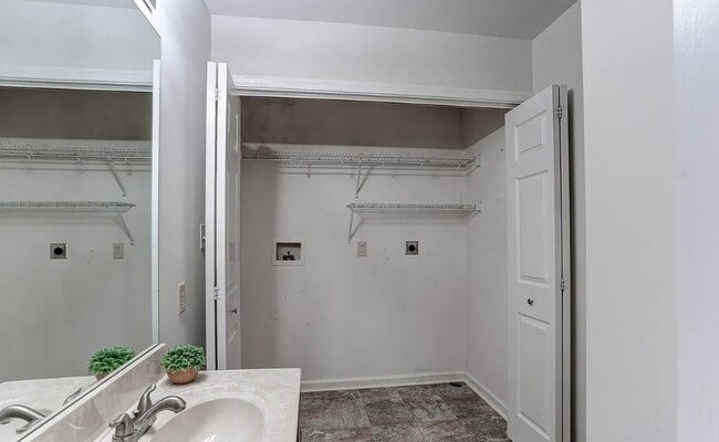 Building Photo - 352 Deerfield Dr