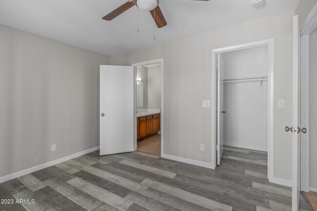 Building Photo - 653 W Guadalupe Rd