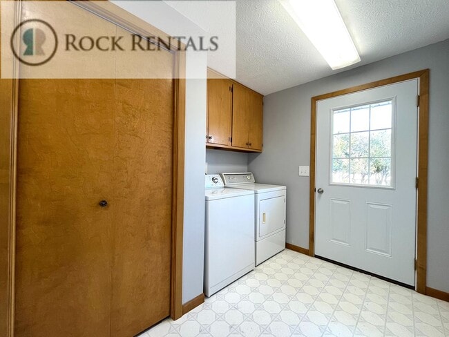 Building Photo - Beautifully Updated 4 Bed 2 Bath in South Hutchinson