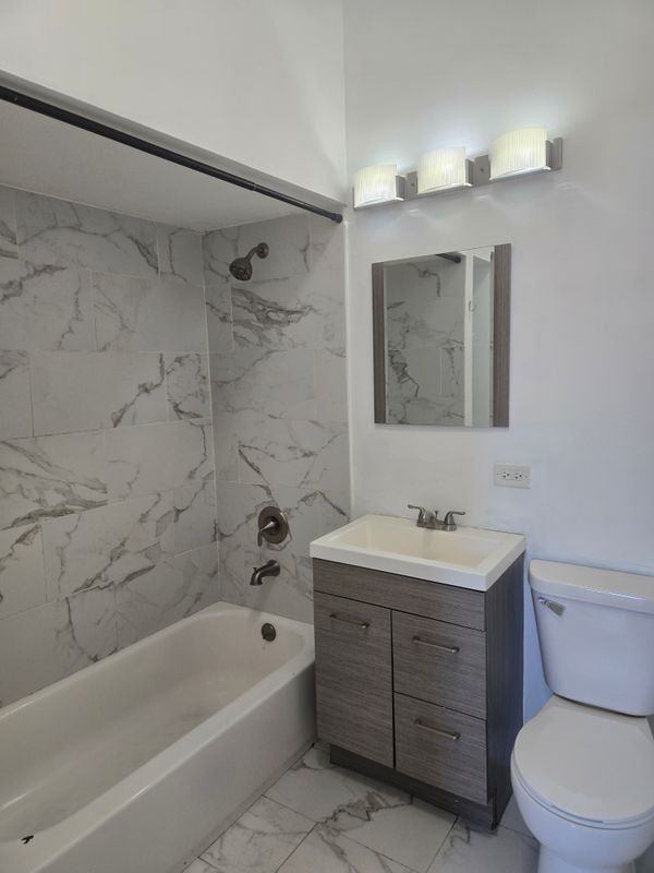 Building Photo - 7055 N Clark St