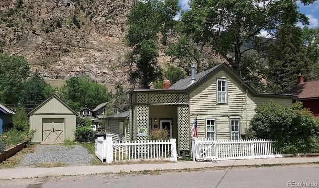 Building Photo - 911 Taos St