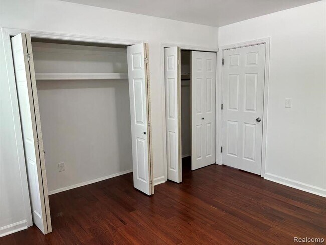 Building Photo - 4830 Briarwood Ave