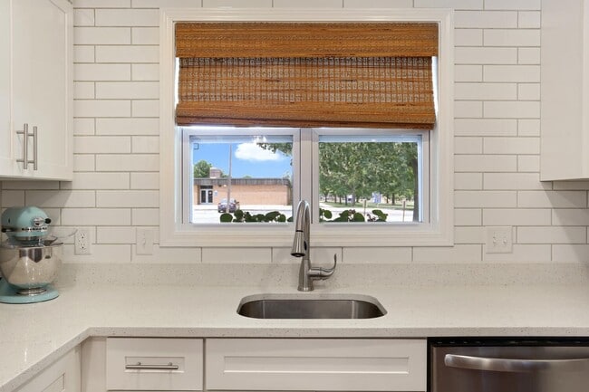 Building Photo - New Rental! 3 Bed, 2 Bath, 2 Car Garage, F...