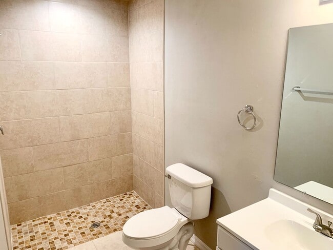 Building Photo - Like New DUPLEX 3 bedroom, 2 bath, 1 car g...