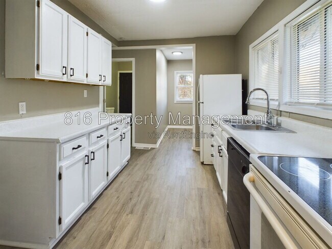 Building Photo - 5912 Paseo Blvd